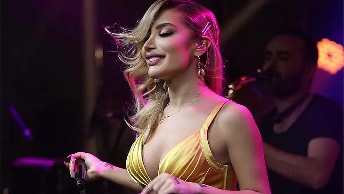 İrem Derici'ye aşk hayatı soruldu verdiği cevap ile herkesi gülmekten kırdı geçirdi Angelina, Rihanna… Herkesi işin içine kattı!