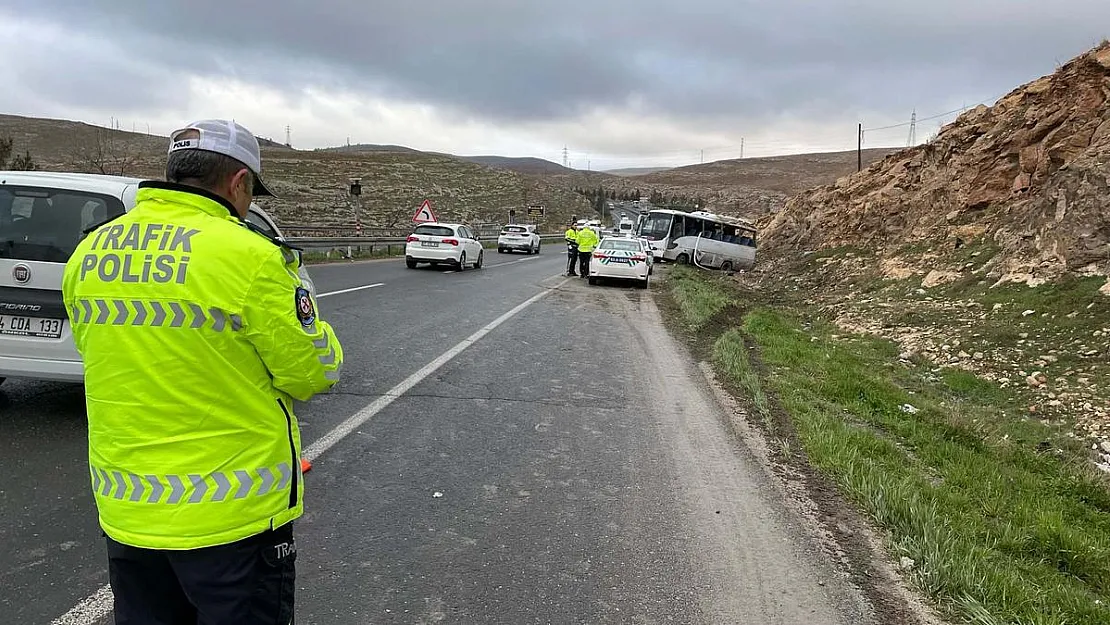 İşçileri taşıyan servis korkunç kaza yaptı! Çok sayıda yaralı var