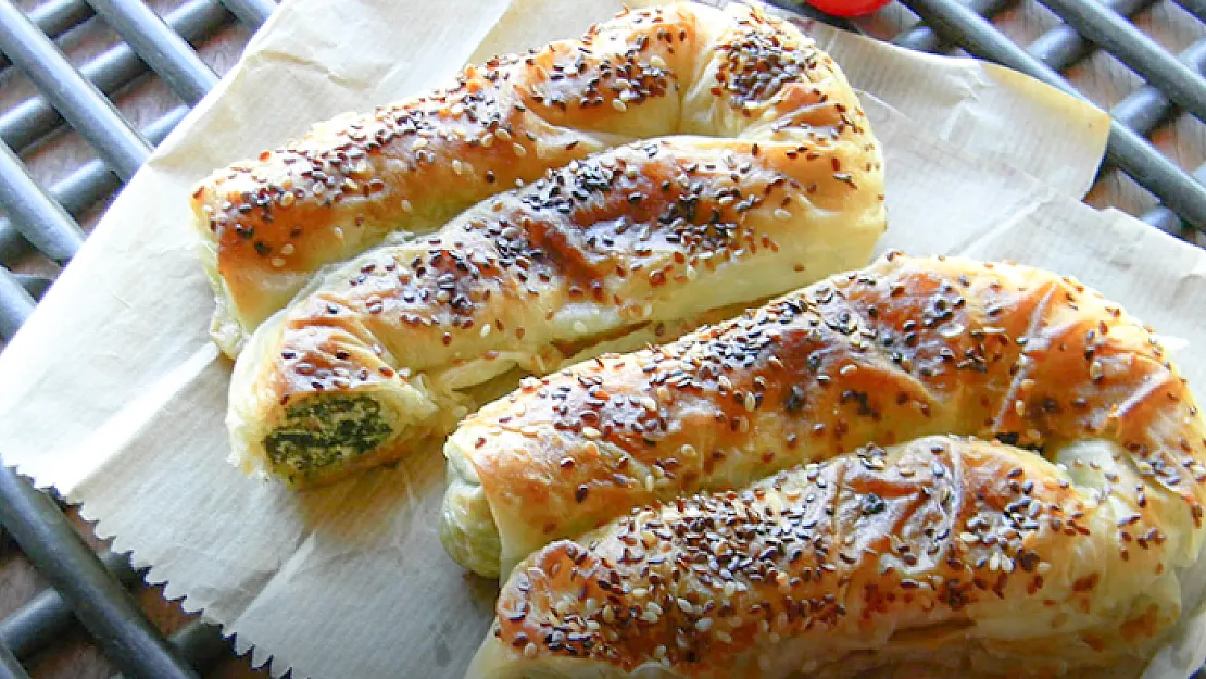 Ispanaklı peynirli kol böreği nasıl yapılır? MasterChef Ispanaklı peynirli kol böreği tarifi!