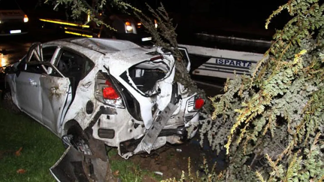Isparta'da  kaza yaparak hurdaya dönen araçtan sağ kurtuldu