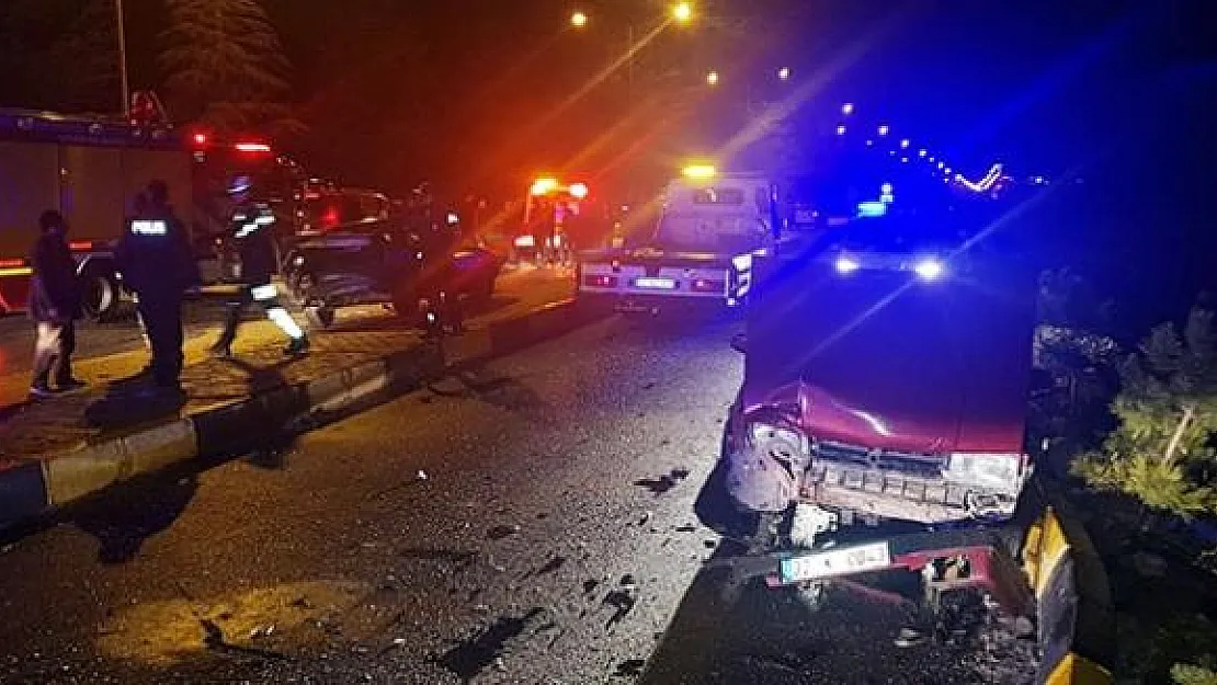 Isparta'da Zincirleme Kaza- 21 Kişi Yaralandı
