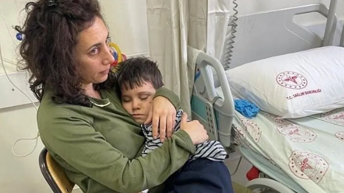 İsrailli hemşire depremzede çocuğu kucağında uyuttu! Dört yaşındaki Aras'ın tedavisine yardımcı oldu!