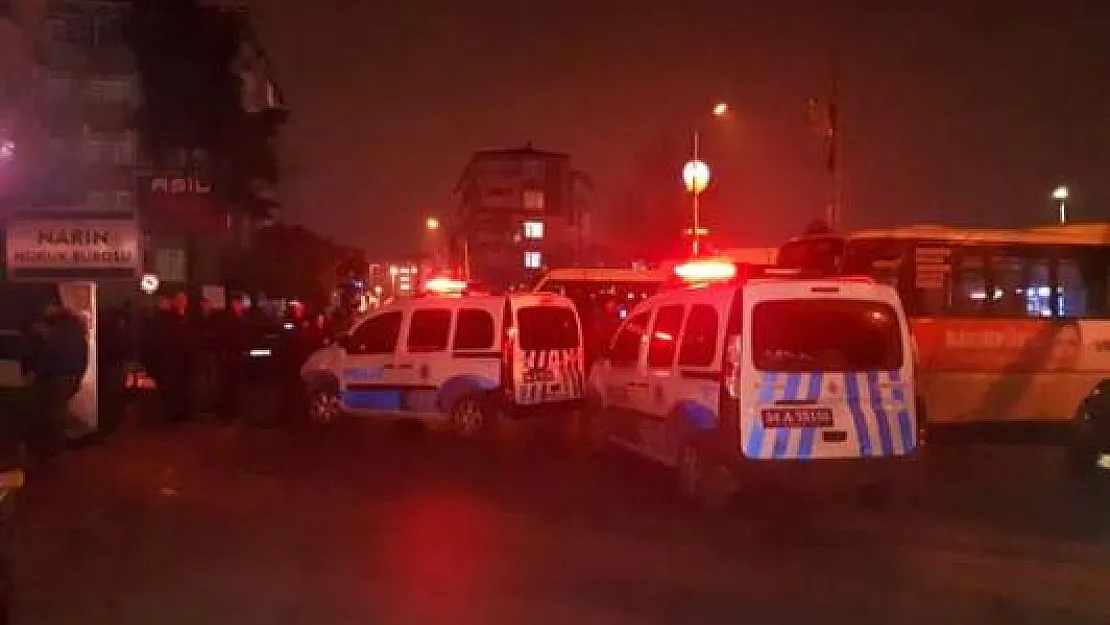 İstanbul Bakırköy'de Bomba Alarmı! Şüpheli Paket Fünye İle Patlatıldı