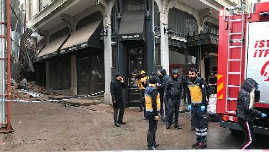 İstanbul Beyoğlu'nda bina çöktü!