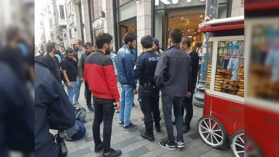 İstanbul İstiklal Caddesinde Bomba Alarmı ! "Çantamda Bomba Var"
