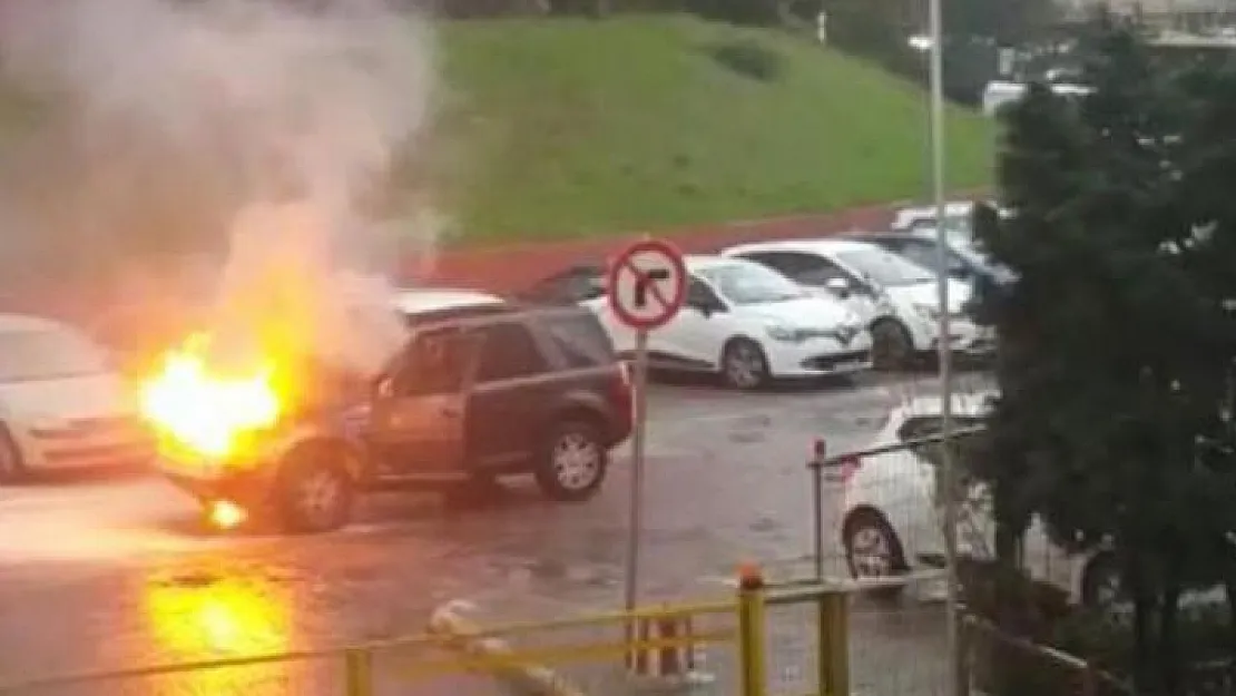 İstanbul Kağıthane'de Seyir halindeki bir cip alev alev yandı