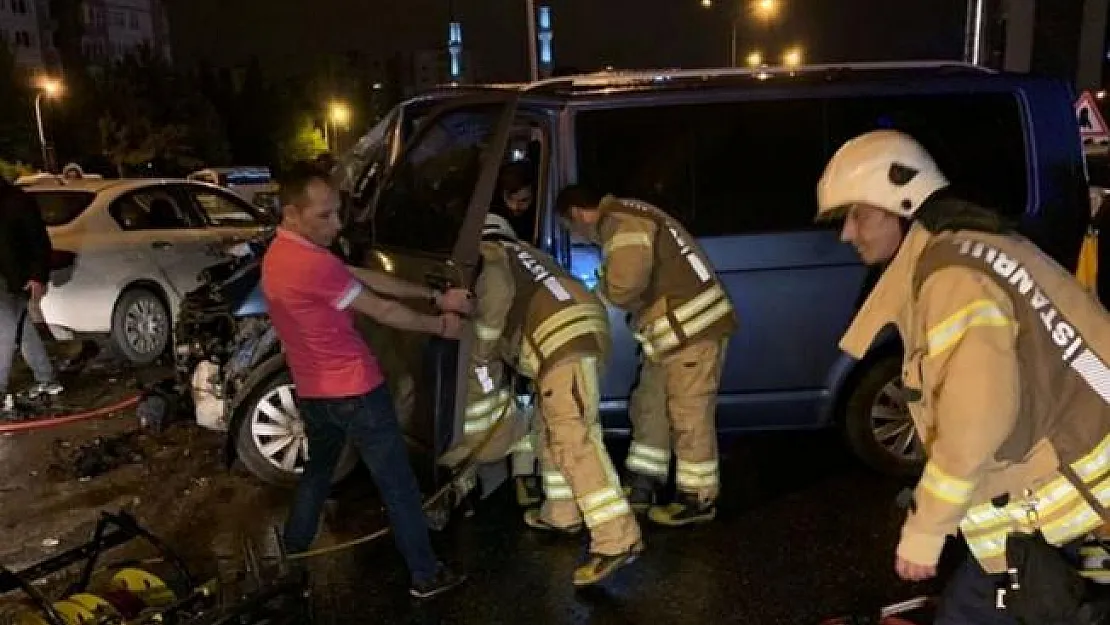 İstanbul Maltepe'de Korkunç Kaza! 12 Araç Karıştı, Yaralılar Var