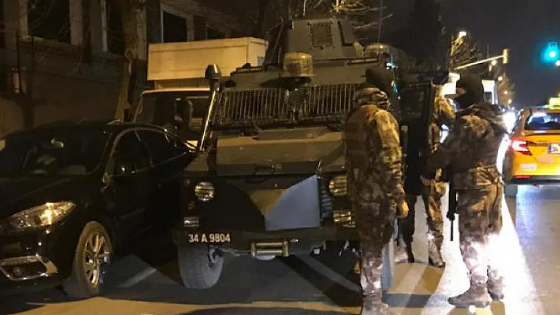İstanbul son dakika haberi - Fatih Çarşamba'da silah sıkan kara çarşaflı erkeğe gece bekçisi müdahale etti