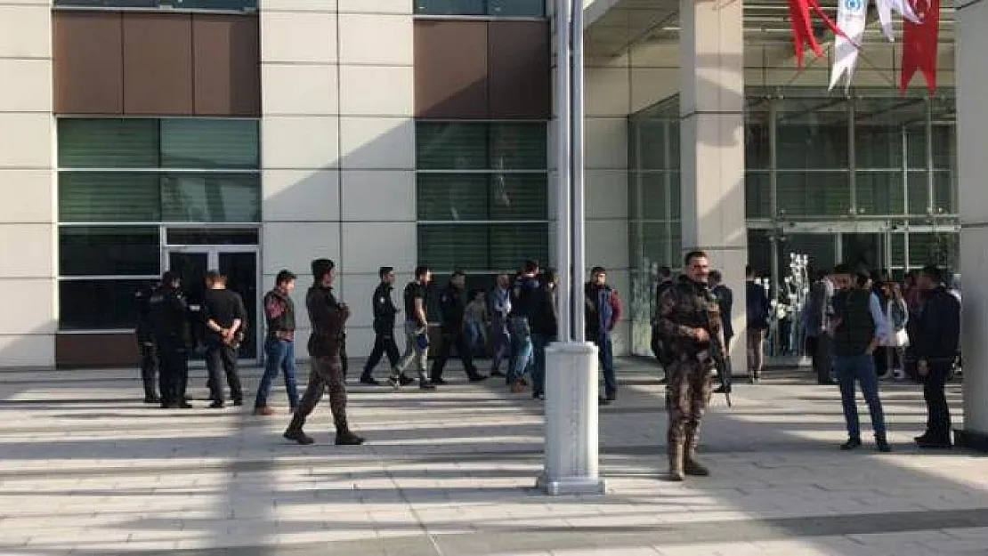 İstanbul, Sultangazi'de Evlendirme Dairesi Önünde Silahlı Kavga! Yaralılar Var