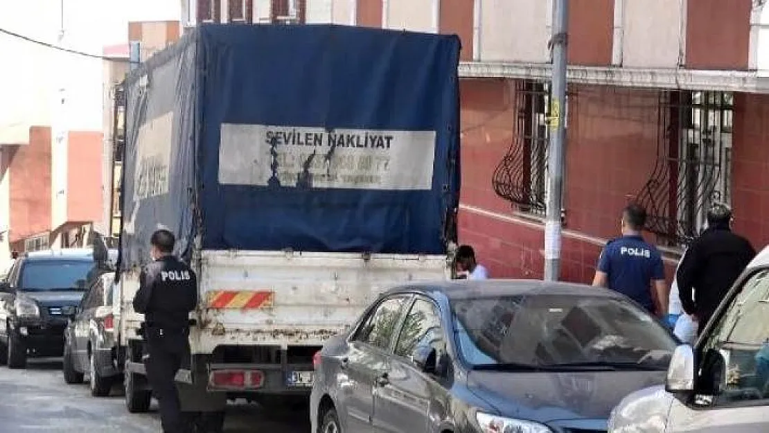 İstanbul Sultangazi'de nakliye işi yapan bir kişi kendini kamyonetinin kasasına astı!