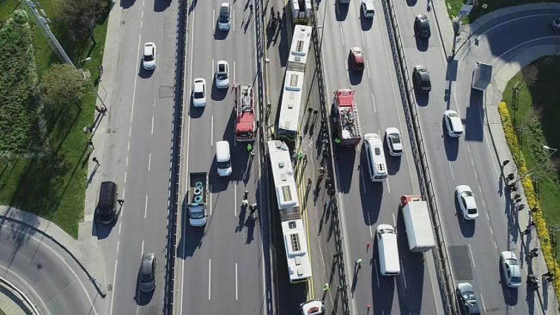 İstanbul'da iki metrobüs kafa kafaya çarpıştı! Seferler durduruldu!