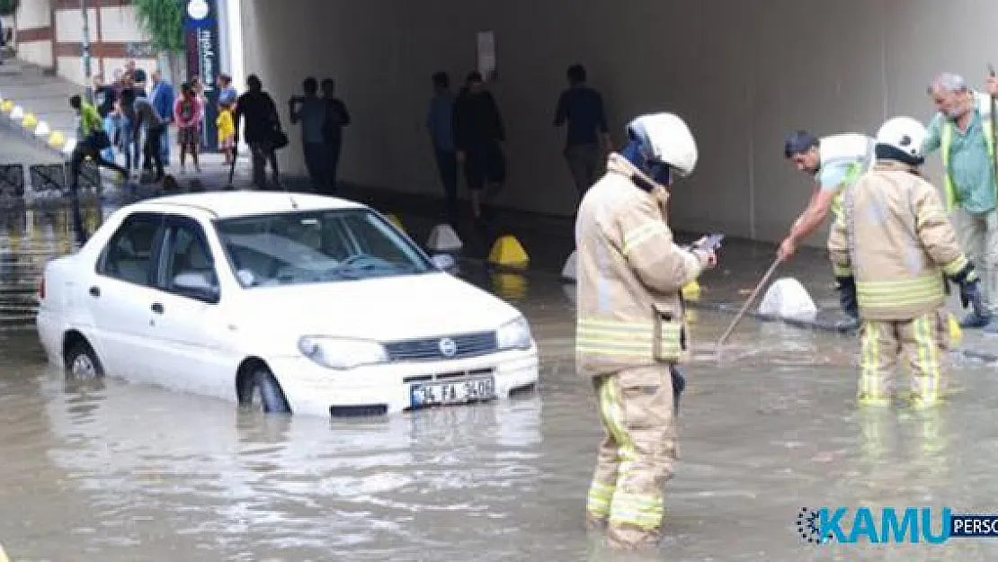 İstanbul'da Sağanak Yağıştan Dolayı Alt Geçit ve Evleri Su Bastı