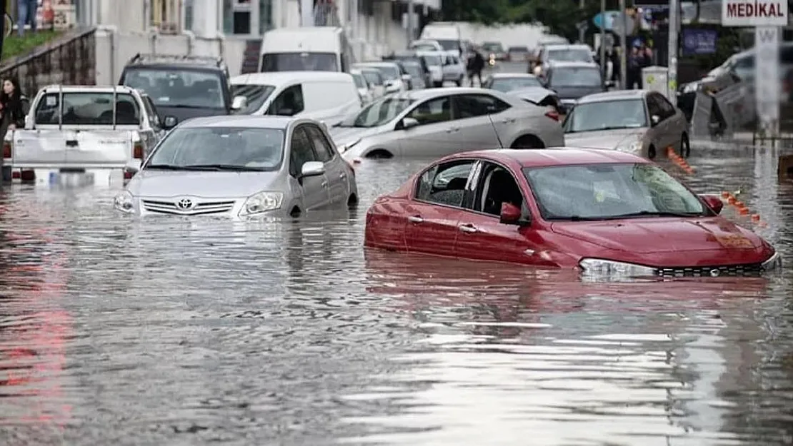 İstanbul'da Şiddetli Sağanak Uyarısı: AKOM, 18.00'dan Sonra Trafiğe Çıkmayın