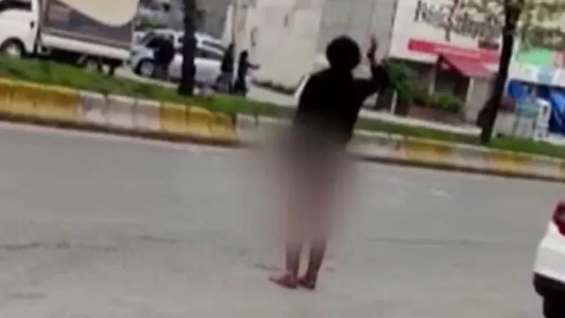 İstanbul'da Skandal Görüntü! Çıplak Yürüyen Şahıs Ortalığı Birbirine Kattı