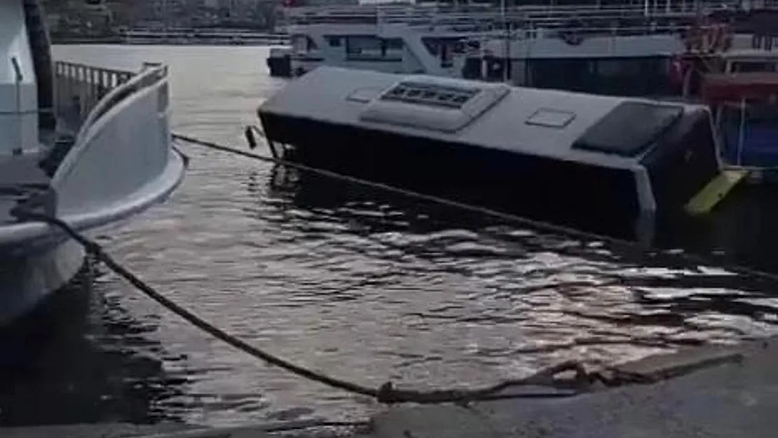 İstanbul'da Şok Edici Kaza: Park Halindeki Otobüs Denize Uçtu!