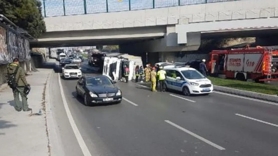 İstanbul'da Üst Geçide Çarpan TIR Devrildi