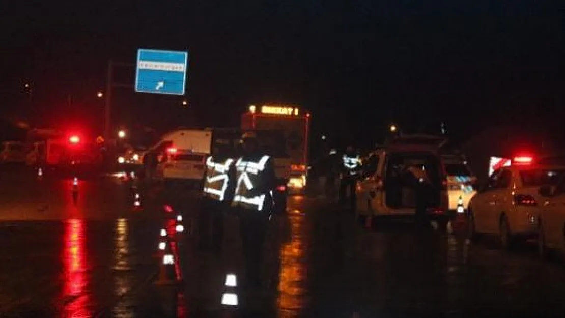 İstanbul'da Yolcu Otobüsü Devrildi! Ölü Ve Yaralılar Var