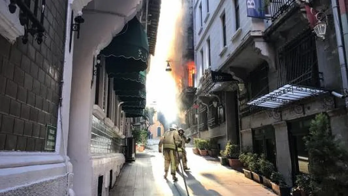 İstanbul'daki Yangının Bilançosu Açıklandı: Ölüler Var