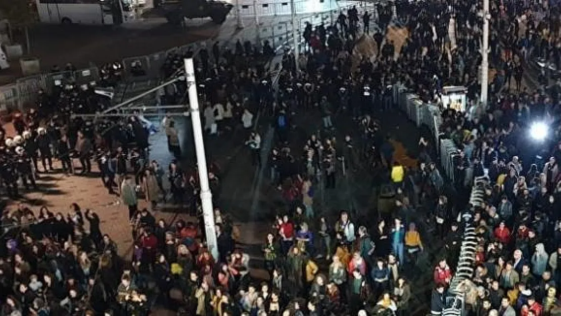 İstiklal Caddesi Karıştı- İzinsiz, Feminist Gece Yürüyüşüne Biber Gazıyla Müdahale