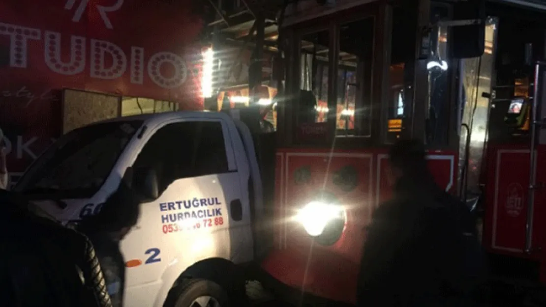İstiklal Caddesi'nde tramvay ile kamyon kafa kafaya çarpıştı