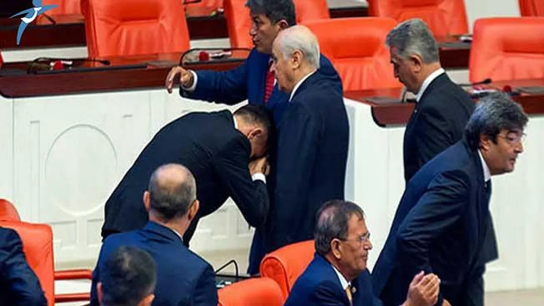 İYİ Parti'li Arkaz MHP Lideri Bahçeli'nin Elini Öptü
