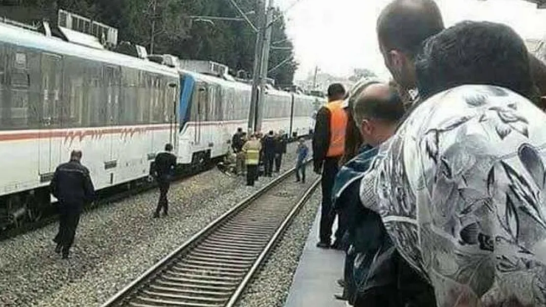 İZBAN'da İntihar Şoku! Karşıyaka'da Bir Kadın İZBAN Treninin Altına Yatıp Canına Kıydı