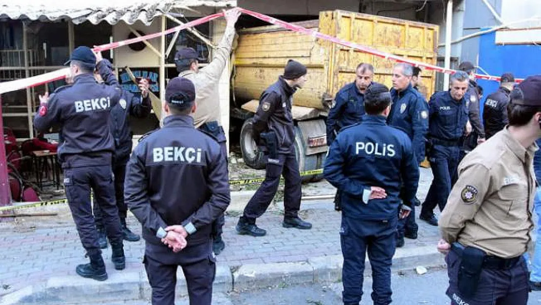 İzmir Bayraklı'da Freni Boşalan Kamyon Kahvehaneye Daldı! Çok Sayıda Ölü ve Yaralı Var