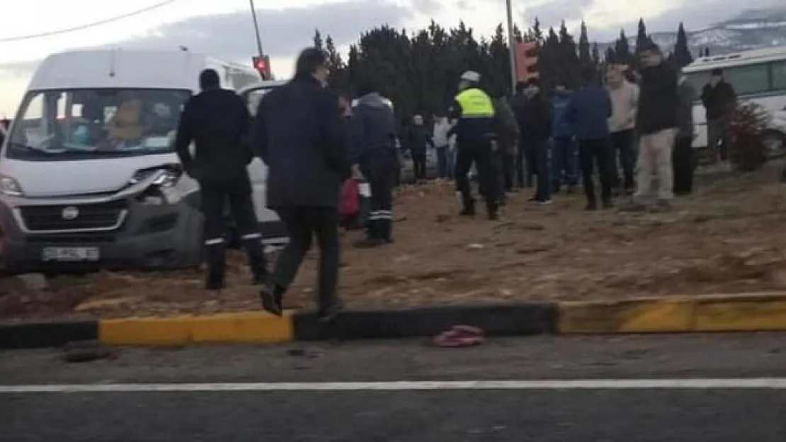 İzmir Kemalpaşa'da TIR servis aracına çarptı, kazada 12 kişi yaralandı