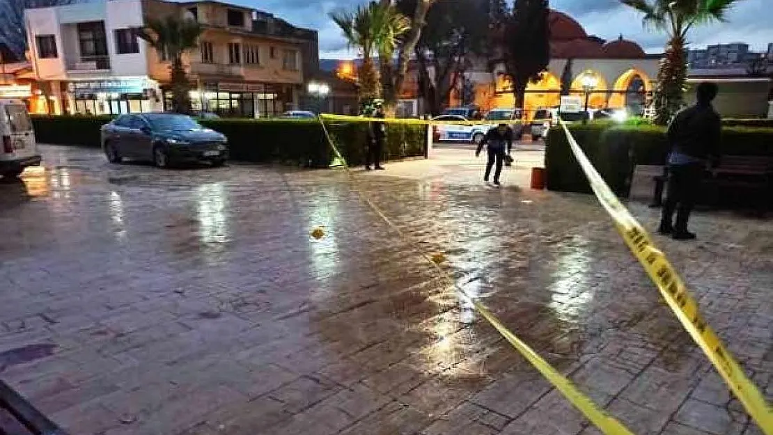 İzmir'de Belediyeye Zorla Girmeye Çalışan Kişi Vurularak Etkisiz Hale Getirildi
