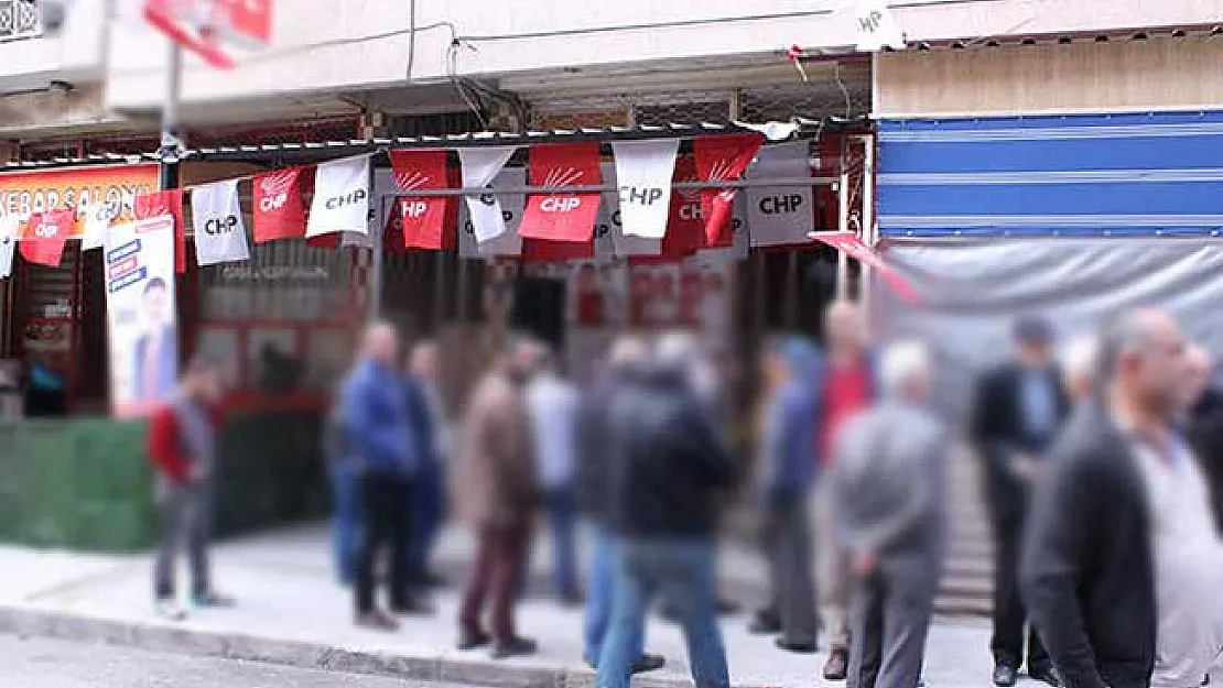 İzmir'de CHP Seçim Bürosuna Silahlı Saldırı Yaralılar Var