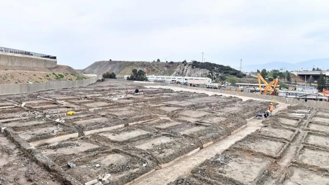 İzmir'de çift katlı mezarlar hazırlanıyor