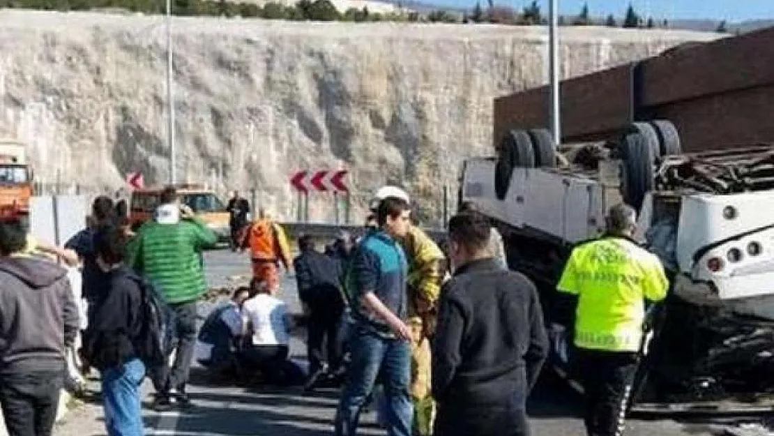 İzmir'de Down Sendromluları Taşıyan Midibüs Devrildi ! Çok Sayıda Yaralı Var