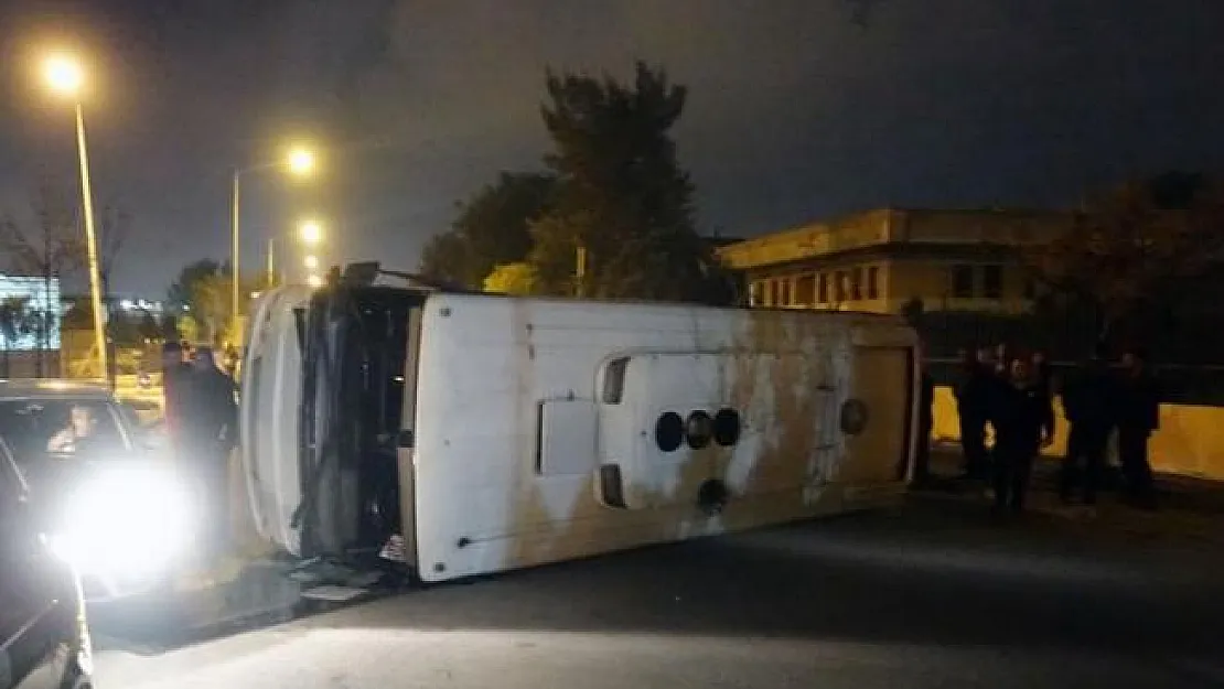 İzmir'de Feci Kaza- Minibüs İle Belediye Otobüsü Çarpıştı Çok Sayıda Yaralı Var