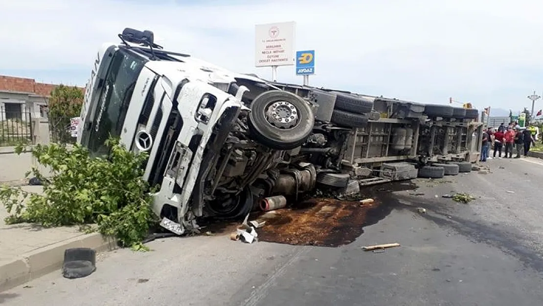 İzmir'de feci kaza! TIR'ın altında kalan 2 kişi hayatını kaybetti