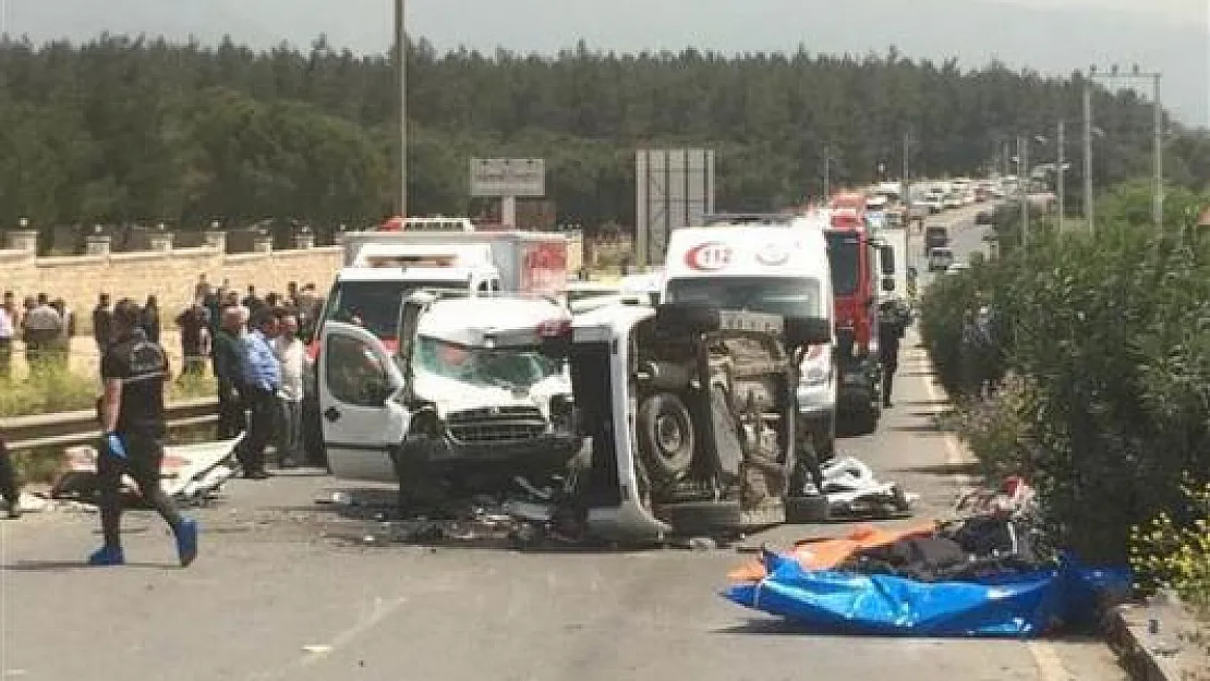 İzmir'de Feci Trafik Kazası! 4'ü Çocuk Olmak Üzere Toplam 7 Kişi Yaşamını Yitirdi!