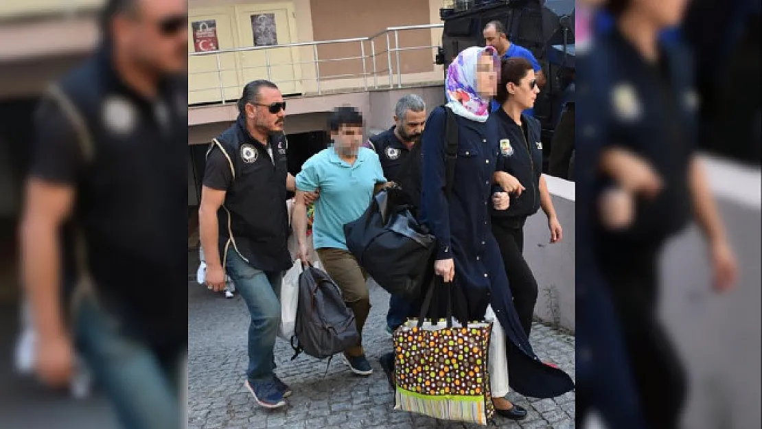 İzmir'de FETÖ üyesi ve eşi 448 Bin 468 Dolarla Yakalandı