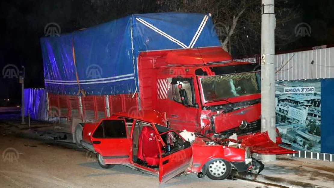 İzmir'de kamyon ile otomobilin çarpışması sonucu biri ağır 2 kişi yaralandı