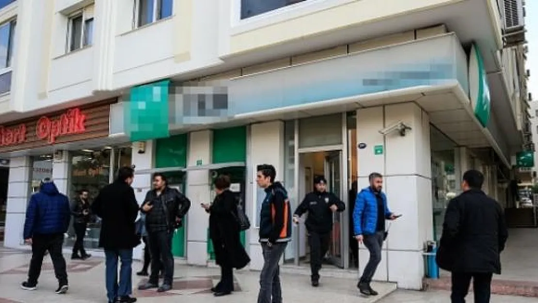 İzmir'de Silahlı Banka Soygunu !