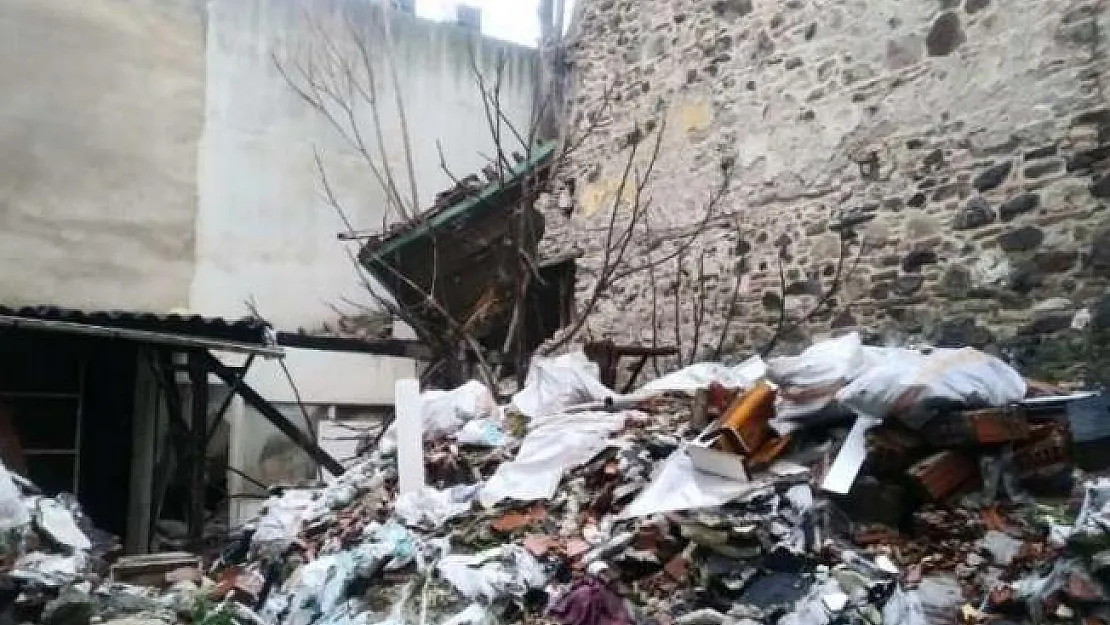 İzmir'de Tarihi Bina Çöktü! Enkaz Altında Kalan Var