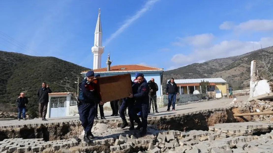 İzmir'de toprak kayması sonucu 10 ev tahliye edildi