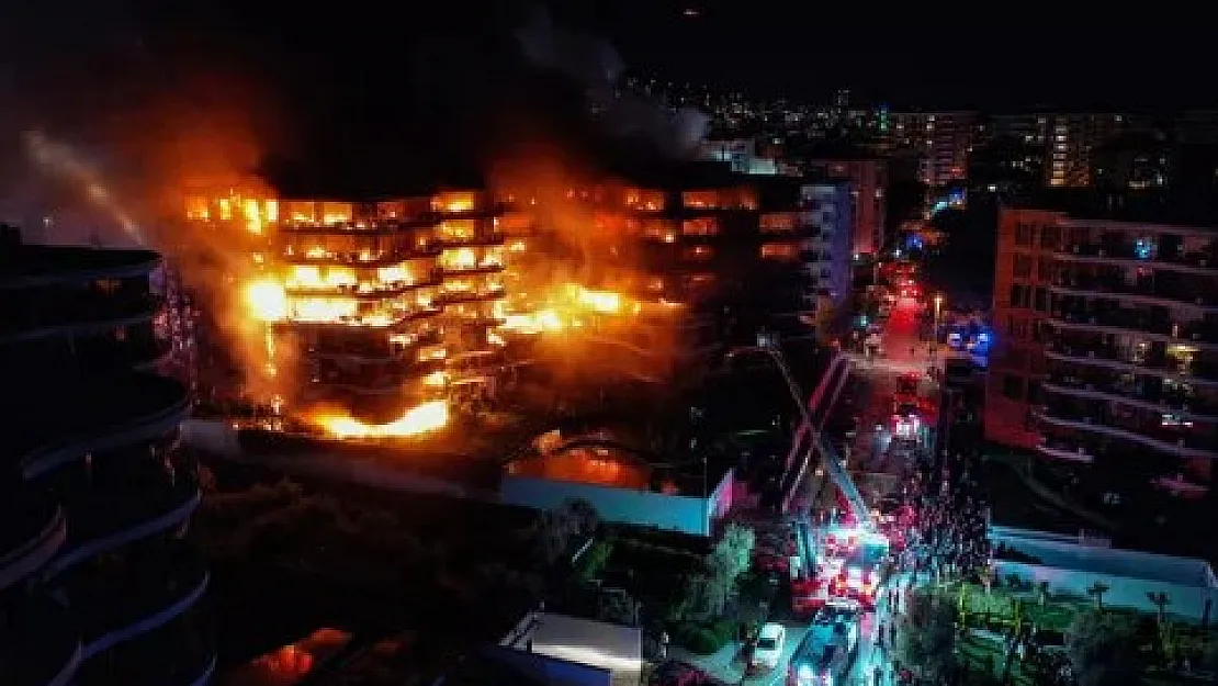 İzmir'in lüks sitesinde çok büyük yangın: Camdan atlayanlar oldu! Sabaha karşı anca kontrol altına alındı..