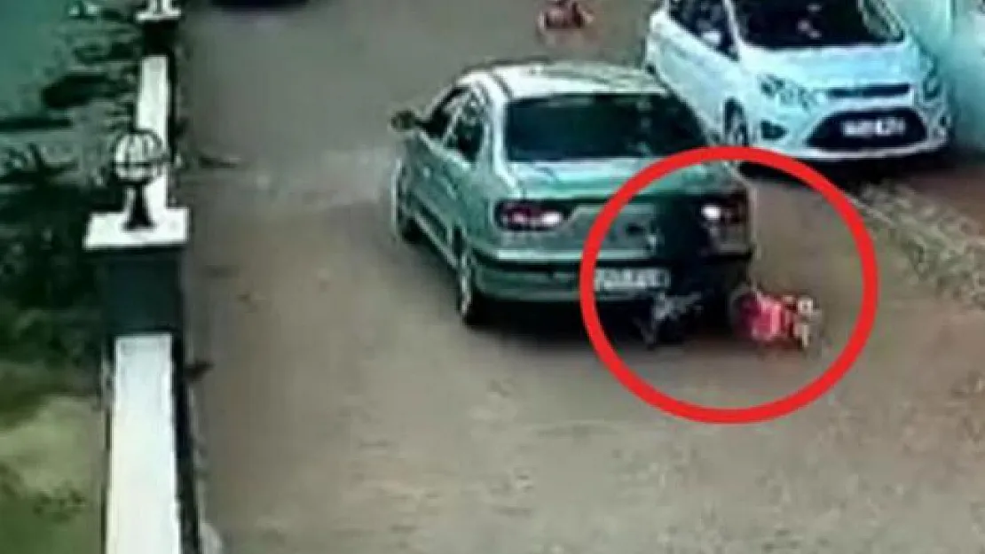 İzmir'in Tire ilçesinde 3 yaşındaki bir çocuğa araba çarpması videoya böyle yansıdı!