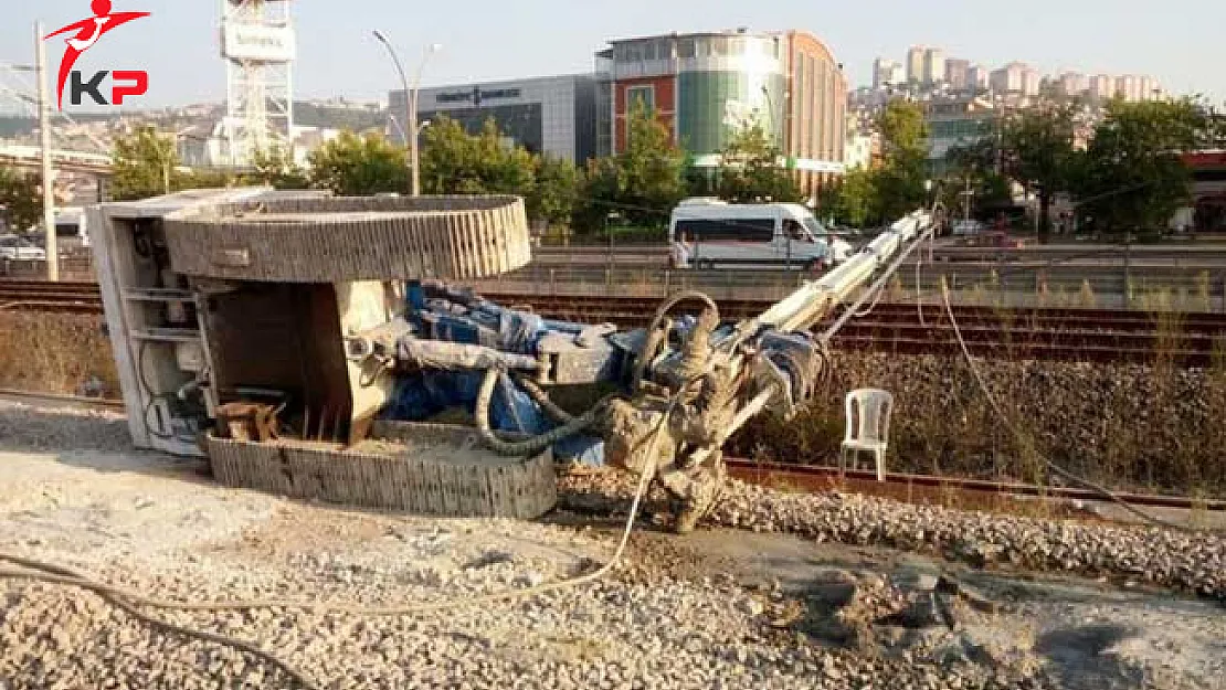 İzmit'te İş Makinesinin Devrilmesi Sonucu Tren Seferleri Aksadı