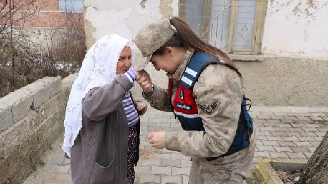 Jandarma depremzedelerin ihtiyaçlarının karşılanmasına da destek veriyor!