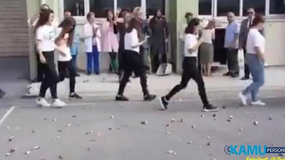 Kadıköy Anadolu Lisesindeki simit atma etkinliğine inceleme