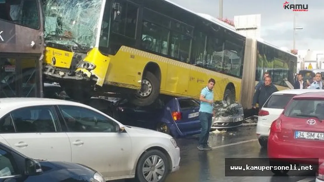 Kadıköy'de Yoldan Çıkan Metrobüs Araçları Ezdi