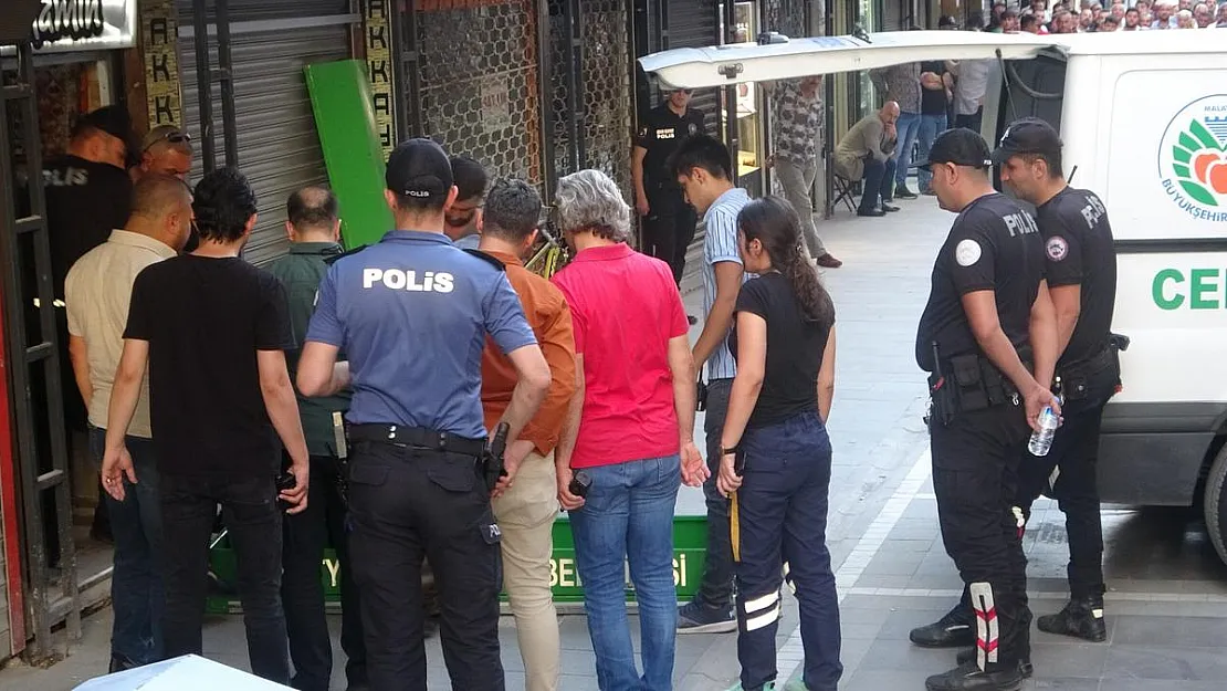 Kafede Silahlı Çatışma! Etraf Kan Gölüne Döndü! Çok Sayıda Ölü ve Yaralı Var!