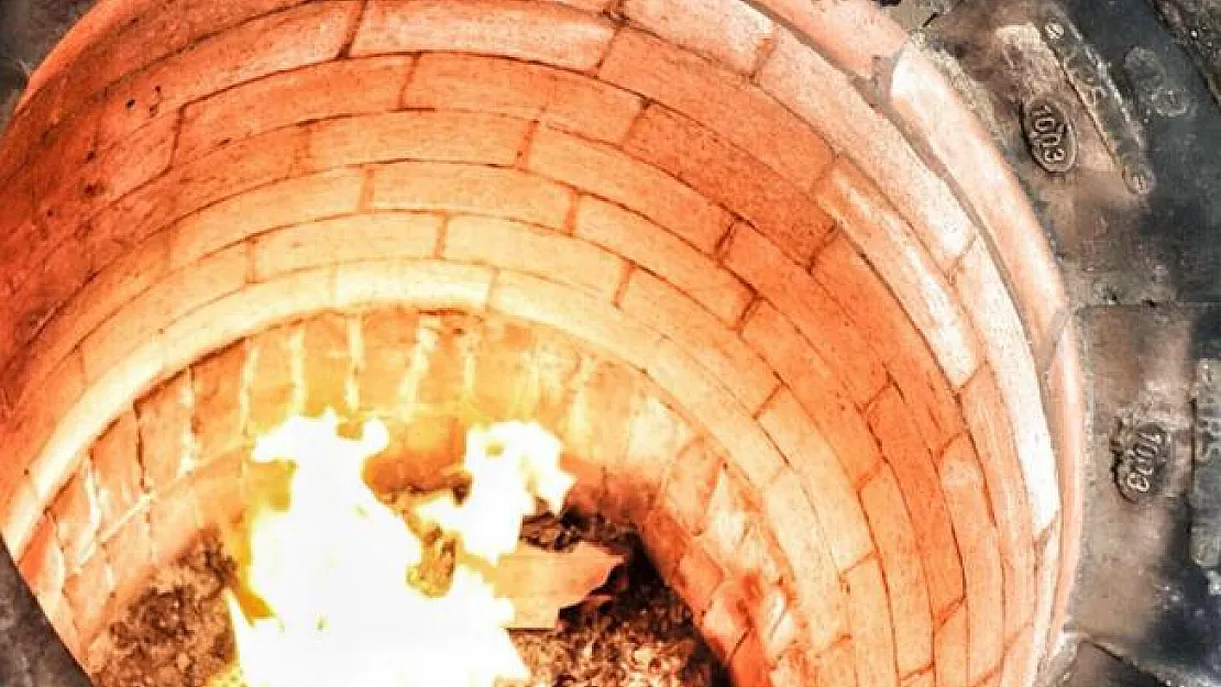 Kahreden olay! Çocuğunu kurtarmak isteyen anne tandıra düşerek feci şekilde can verdi!