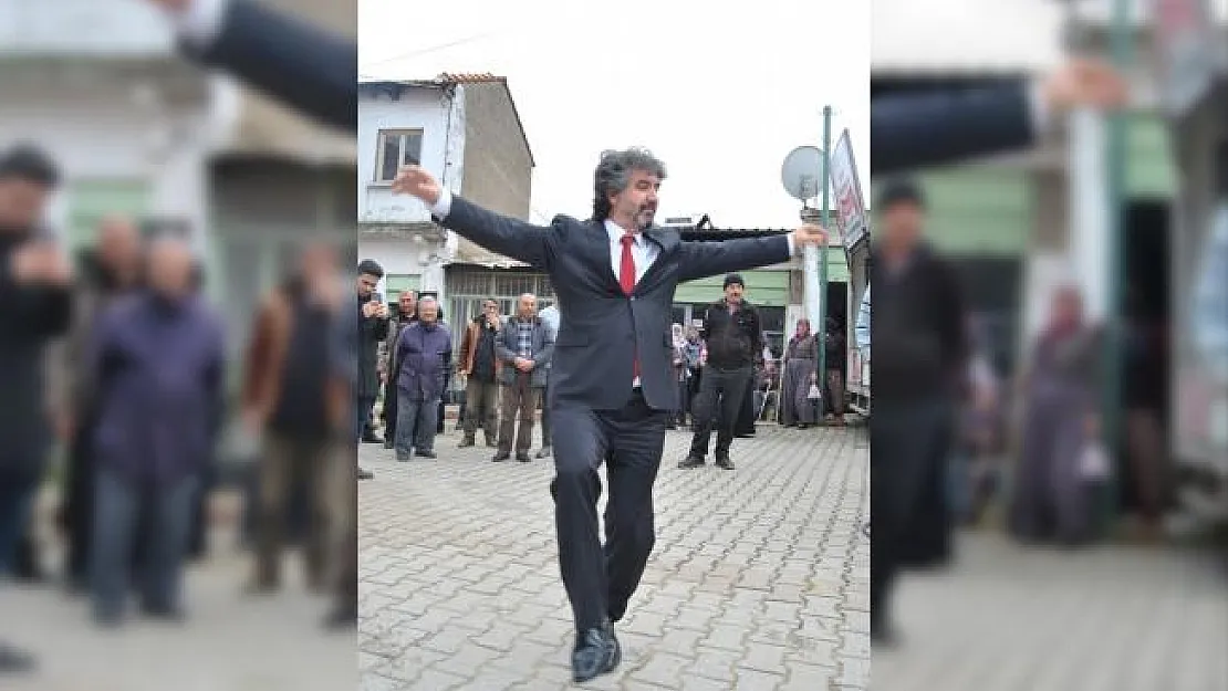 Kampanyasına zeybek oynayarak başladı