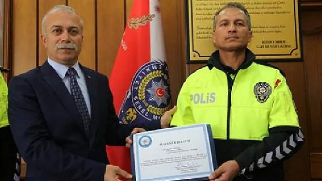 Kamyonetin kaputuna tutunarak, sürücüyü durdurmaya çalışan polis memuruna ödül verildi!